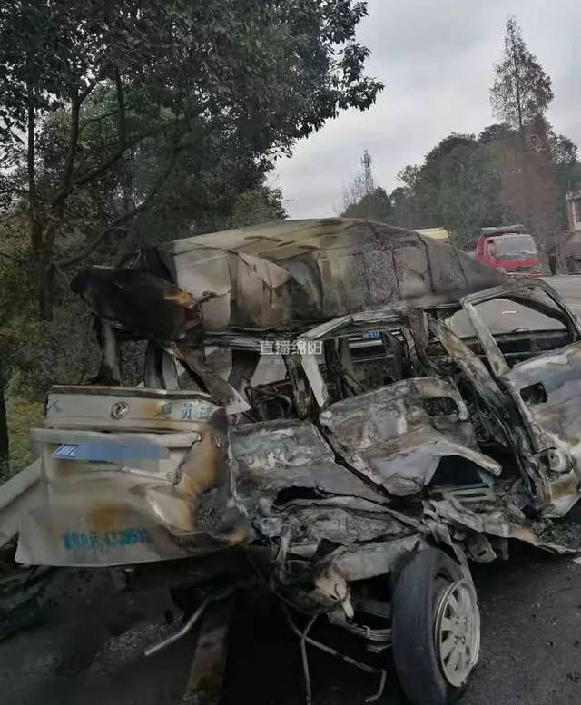 太惨烈!近日车祸频发,绵阳一面包车碰撞后起火,驾驶员当场死亡!还有.