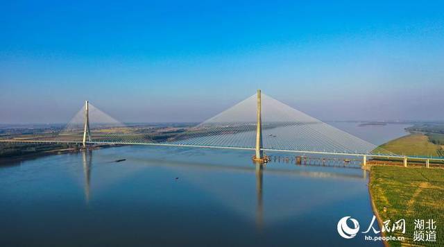 嘉鱼长江公路大桥通车 为世界最大跨径非对称混合梁斜