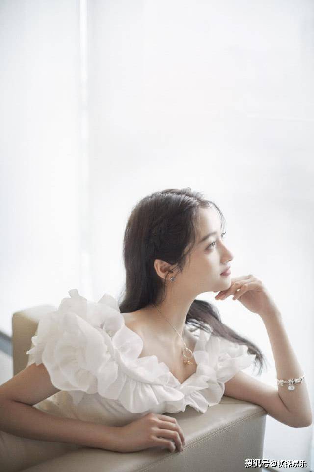 此次照片里,关晓彤全程向镜头秀出自己的精致侧脸,真是无敌美呀有木有