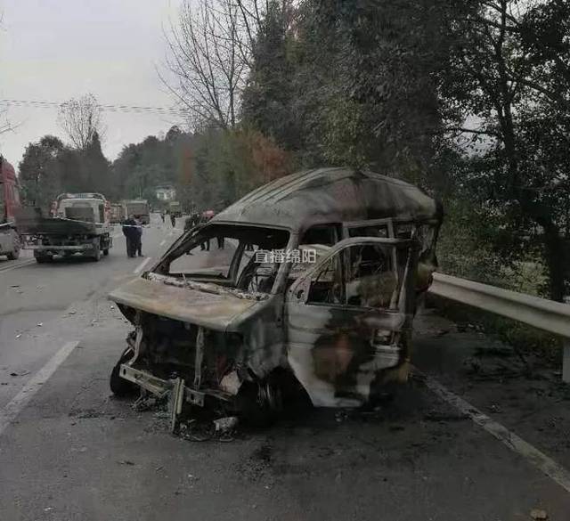 太惨烈!近日车祸频发,绵阳一面包车碰撞后起火,驾驶员当场死亡!还有.