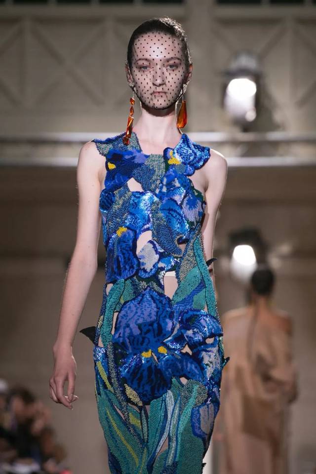 这幅鸢尾花,还曾出现在 maison margiela 2014 秋冬高定时装秀舞台