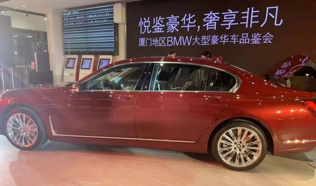 外观上,bmw 7系华彩定制限量版采用了豪华套装外观套件,并且采用了