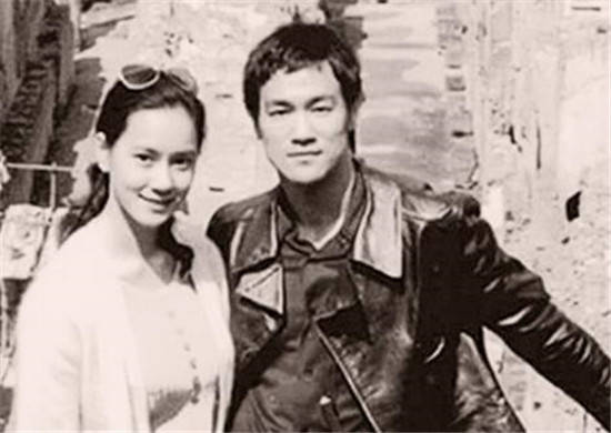 苗可秀拍摄的最后一部电影,是2012年客串限制级喜剧片《低俗喜剧》.