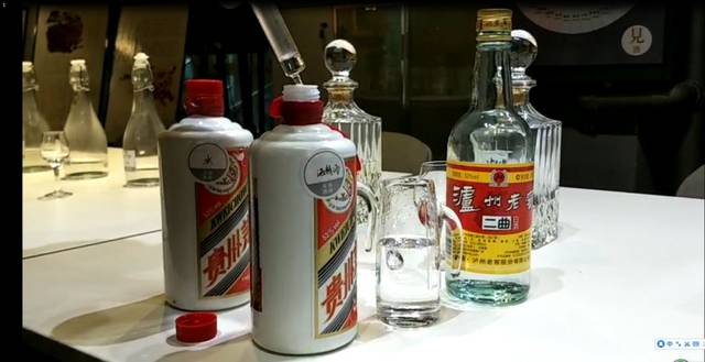 操作方法: 手握酒瓶,瓶口对准酒杯,待酒液滴出,将酒瓶缓缓抬高,拉出