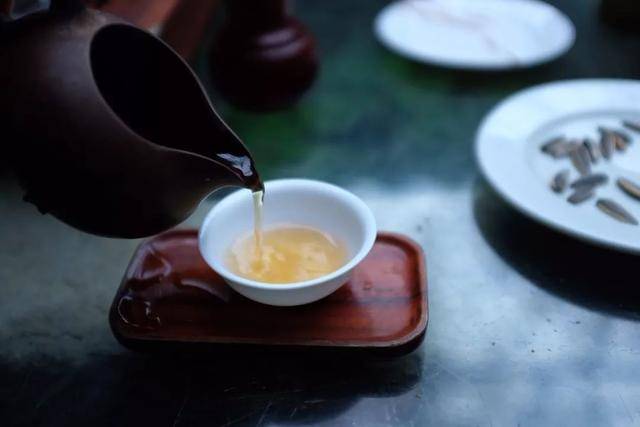 在一个悠闲的午后,坐在摇摇椅上扇蒲扇,喝茶,听戏.
