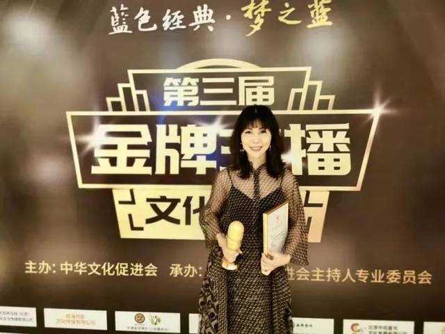 1主持人.《胡霞和她的朋友们》节目制