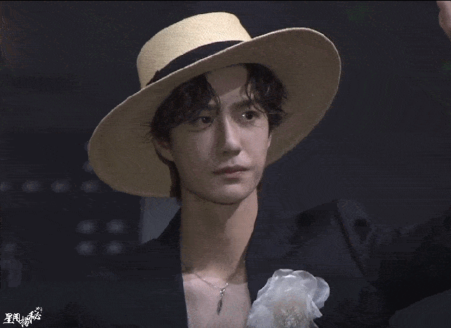 王一博草帽新造型,蓝色西装内搭条纹背带裤,帅气潇洒少年郎