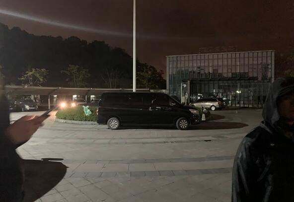 晚上,高以翔的遗体首度曝光,已送上转移用的灵车运出殡仪馆,至于送往