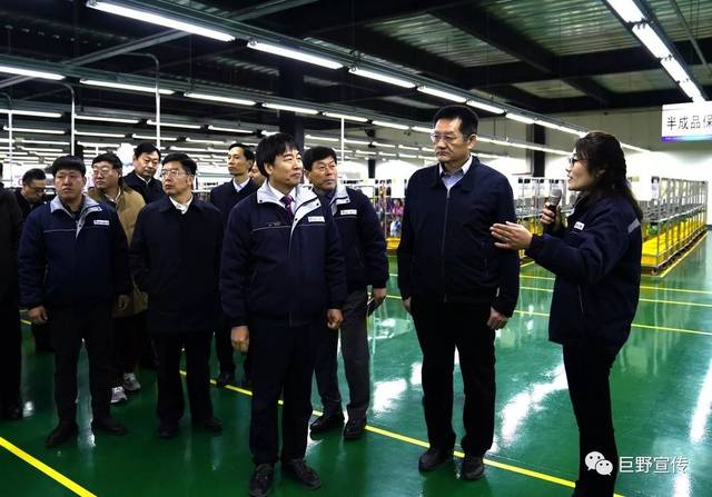 王东向观摩团汇报了巨野县经济社会发展情况.