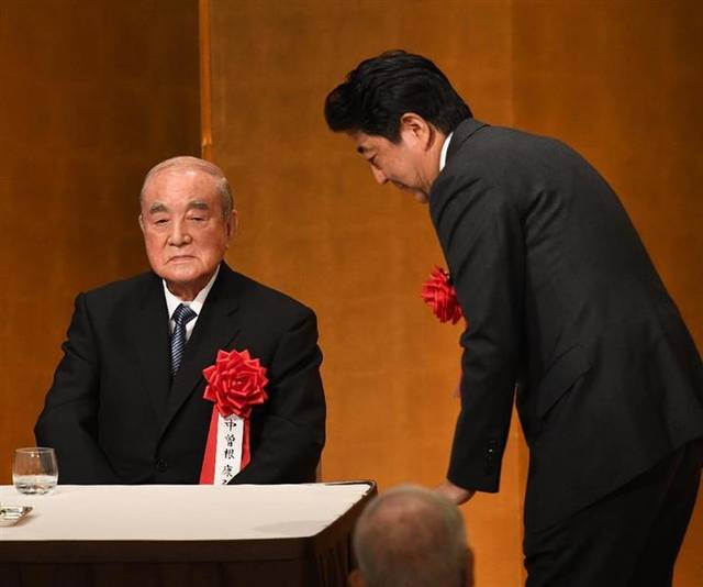 2017年出席自己九十九岁寿辰的日本前首相中曾根康弘与安倍