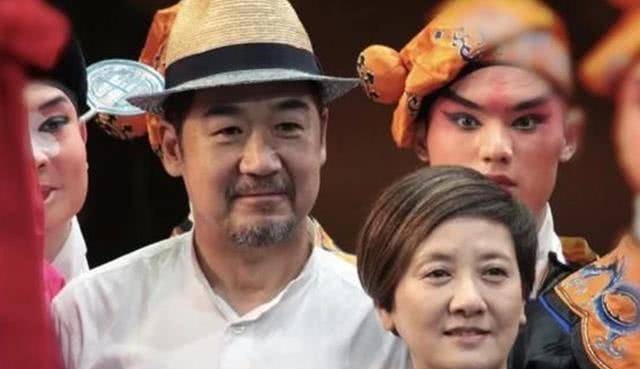 62岁邓婕带养子出席生日宴,儿子高出妈妈一个头,一家五口很幸福