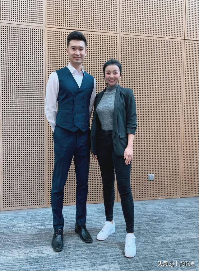 太傲人!张曼源穿正装引网友热议,她曾为证明身材直播中霸气脱衣