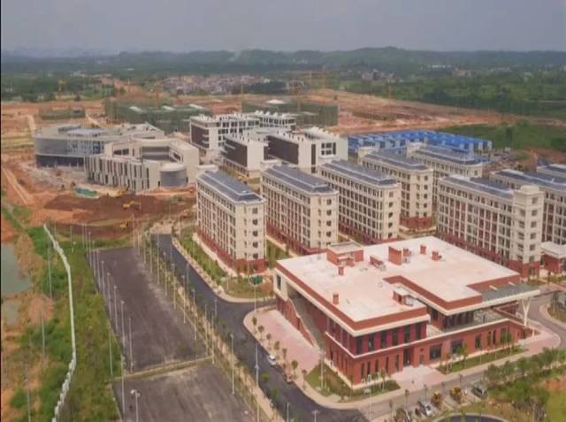 广西医科大学武鸣校区首批6000余名学生陆续入驻