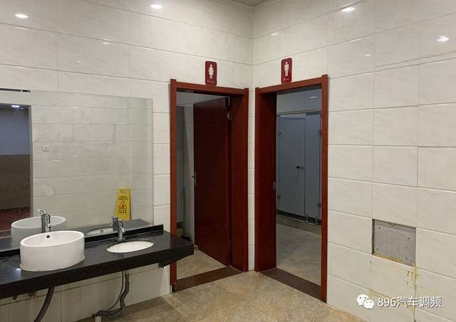 恶心!陕西一男子厕所偷拍女生,手机里竟有700