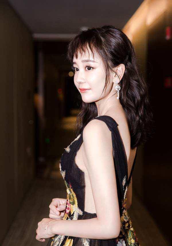 单身后的海陆好会穿,黑西装搭配不规则百褶裙