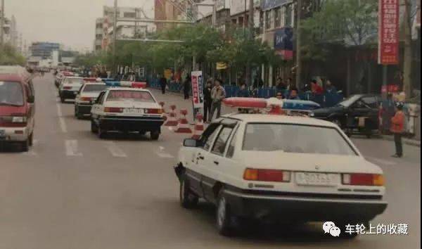 90年代末,在东海县城区巡逻的桑塔纳2000警车