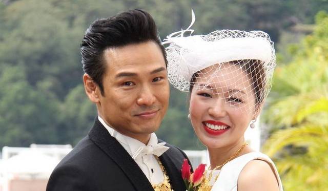 57岁杜德伟与老婆逛街,二人亲密无间,年龄相差24岁却浪漫不断