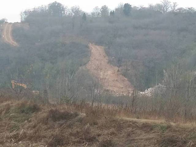 近日接群众举报,位于新密市城关镇甘寨村山体下采石场,破坏了山体