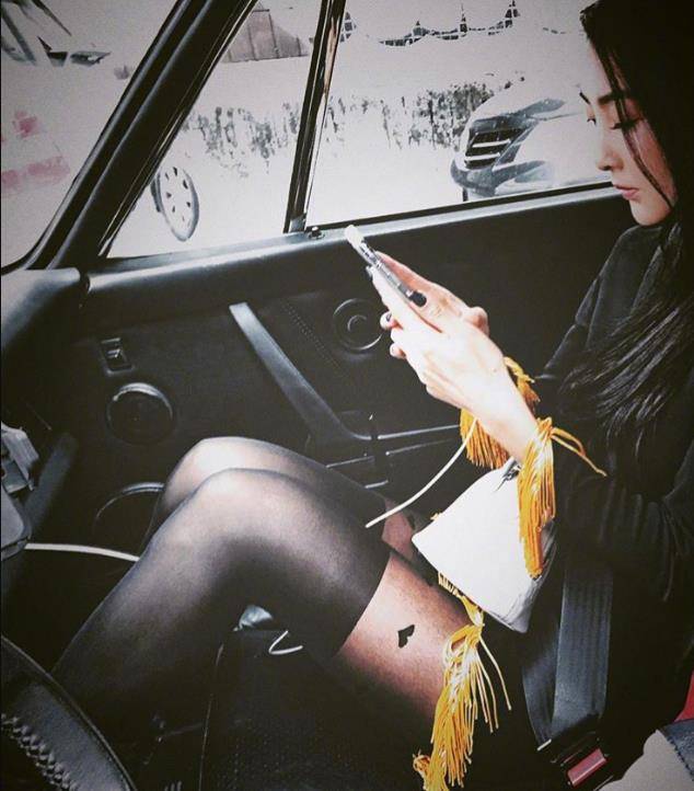 原创妻子身穿黑丝露美腿,坐在副驾驶上玩手机,曹格直呼无法专心开车