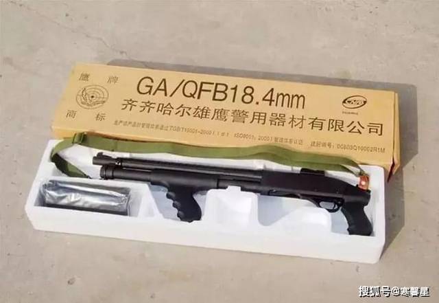 自己合法拥有多把枪支,其中最新的一把是中国产的雄鹰牌981霰弹枪,也