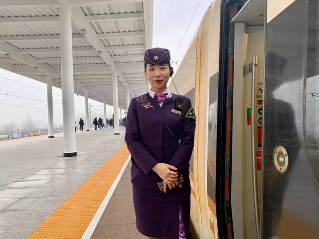 8点34分,高铁g7787次列车抵达合肥!