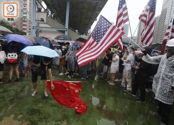 除了港英旗,美英国旗也不少见,图片来源:香港东网