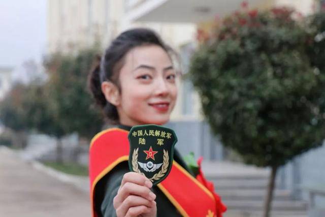 芳华永不谢幕,文艺女兵陈思瑶泪别军营