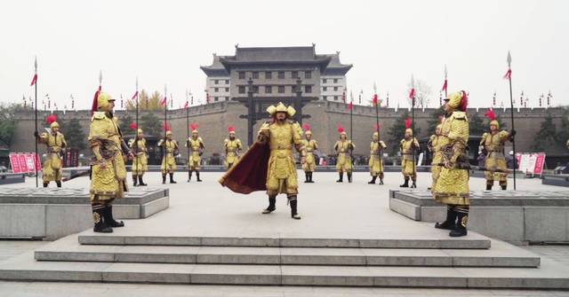 图片一:西安城墙金甲武士巡游