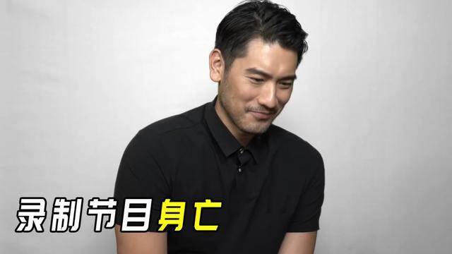 高以翔遗体顺利抵台!二哥高宇桥抱着遗物现身,女友悲痛低调跟随