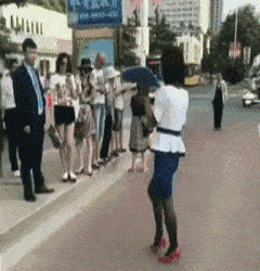 搞笑gif趣图:这下男扮女装全暴露了_手机搜狐网