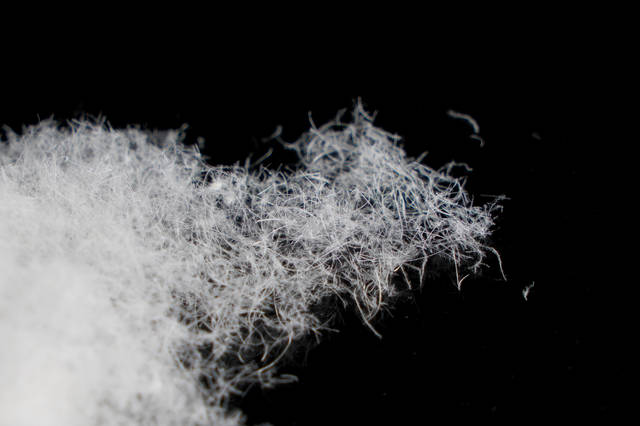 劣质羽绒的危害 利用劣质原料做出来的睡袋,标识的充绒量和羽绒蓬松度