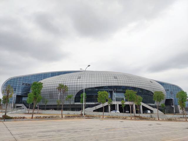 他们又承建了5万多平方米的于都顺龙服装水洗厂工程,于都体育中心系列