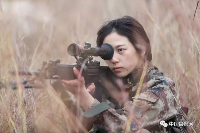 中国摄影网签约摄影师焦明锦作品赏析《帅帅的女兵,是枪王》_手机
