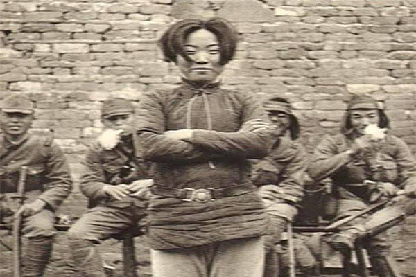 真实老照片:4位英雄上刑场面对镜头坦然而笑,图5女战士24岁