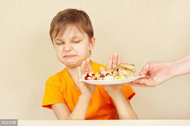 父亲饭桌上发现孩子老不爱吃饭,用了5招,孩子立马胃口