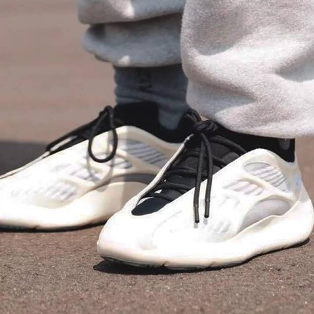 yeezy 700 v3 本月超限量首发!价格更亲民,还有超炫夜光!