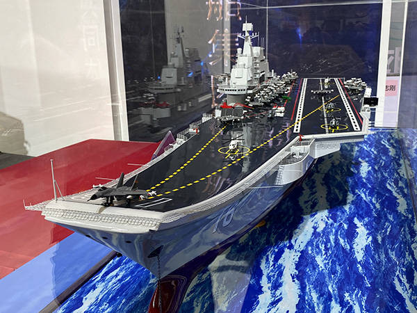 中船集团展台的"辽宁号"航母模型