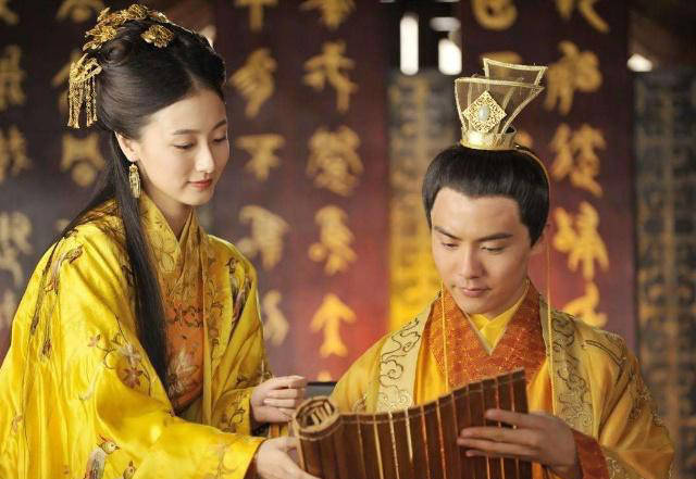 古代皇帝被称为九五至尊,但为什么龙袍上却只绣了八条