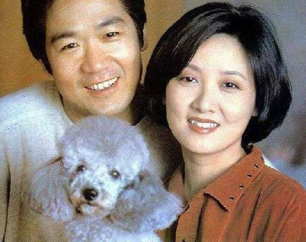 其实张国立有两段婚姻,与前妻罗秀春的儿子张默1982年出生,到现在也不