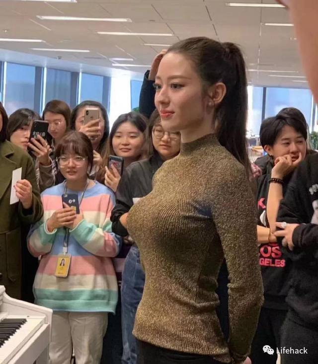 吉娜腰围56cm引网友嫉妒,简直是腰精啊