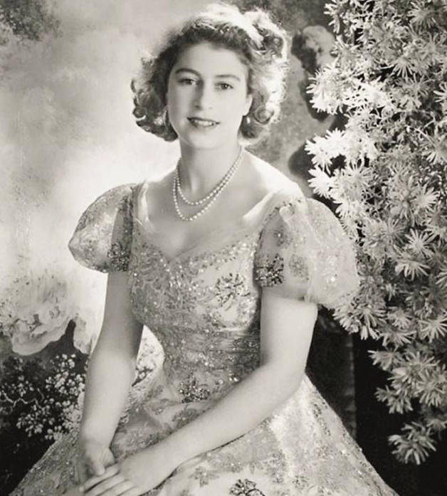 伊丽莎白老照片:拥有绝世容颜的英国女王,人生经历堪称完美