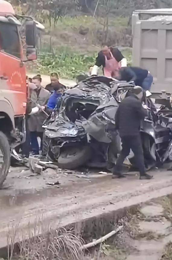 太惨烈!涪陵江北从林方向发生车祸,驾驶员当场死亡!现场视频曝光.