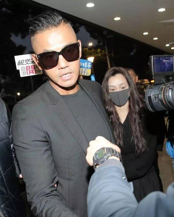 高以翔父亲为子吊唁不慎摔倒,悲伤过度身体虚弱,难掩丧子之痛