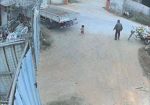 痛心揭阳一小孩路边玩耍遭货车倒车碾压家属现场崩溃