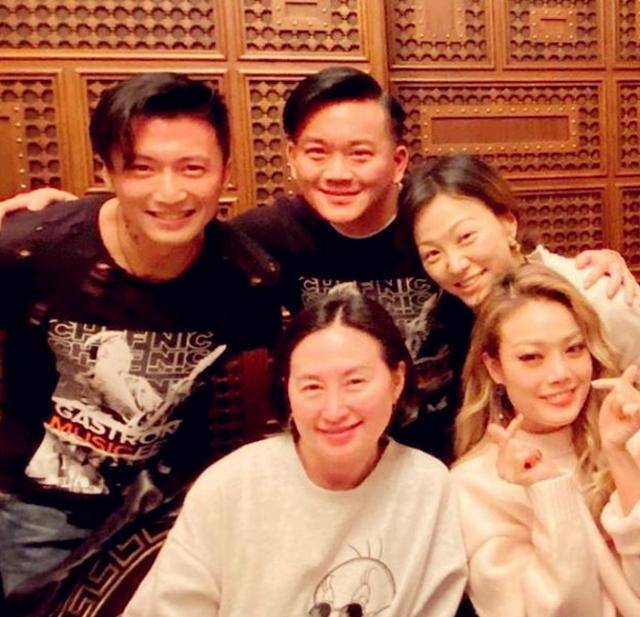 赌王千金捧场谢霆锋演唱会,还记得赌王和狄波拉当年的