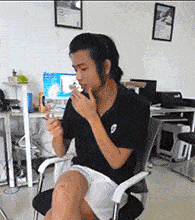 原创【搞笑gif动态图】小子当上老板了,你们认识吗?