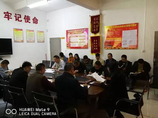 专题组织生活会结束后,各党小组分别召开党小组会议开展批评和自我