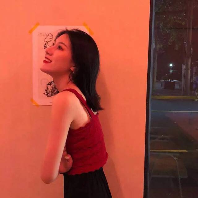 头像| 什么叫气质女孩?胸小 话少 表情吊