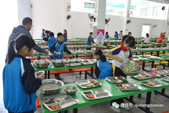 打造让家长放心的阳光食堂启声小学组织开展家长进食堂参观体验活动