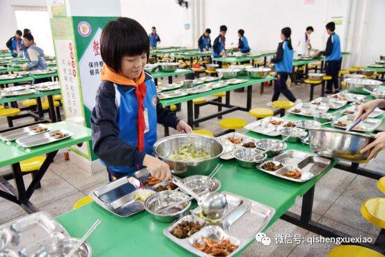 打造让家长放心的阳光食堂启声小学组织开展家长进食堂参观体验活动